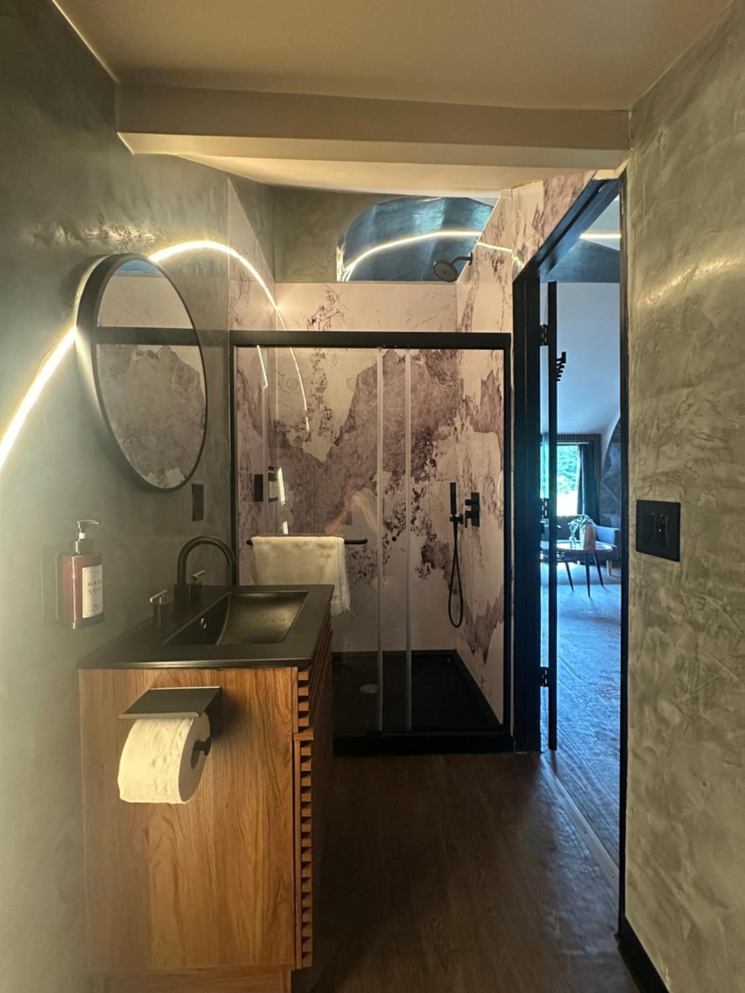 Emrose Luxury Cabins Brandon Room photo