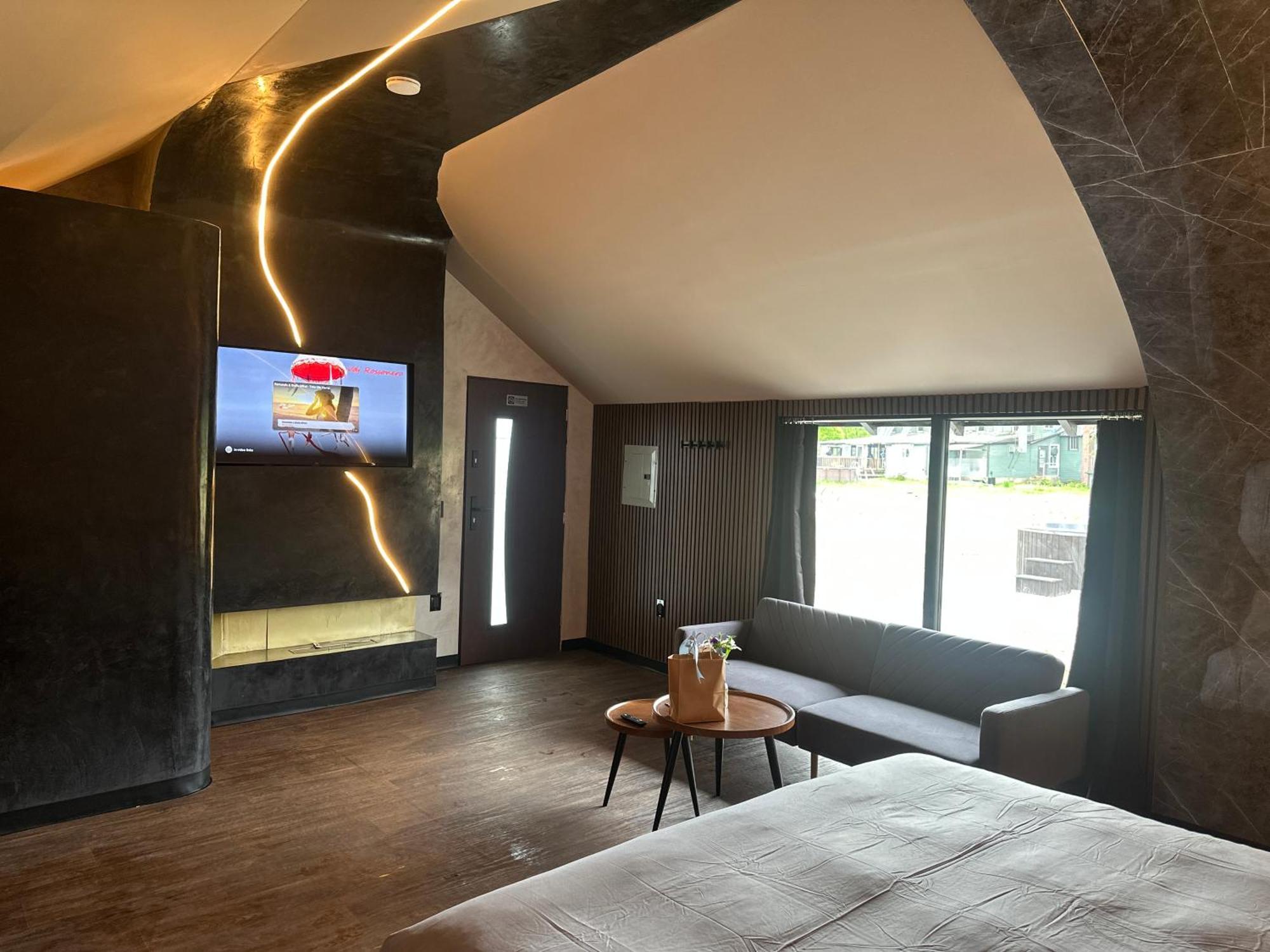 Emrose Luxury Cabins Brandon Room photo